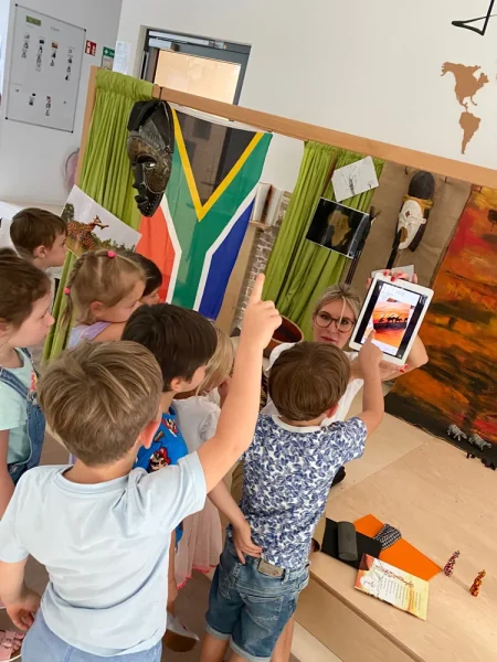 Verena Prym bei einer Lesung mit Kindern